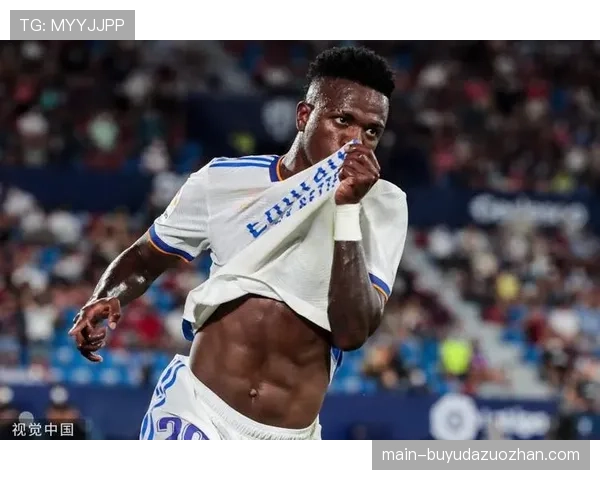 裁判专家认定维尼修斯禁区摔倒为假摔,应吃黄牌 裁判专家认定维尼修斯禁区摔倒为假摔,应吃黄牌